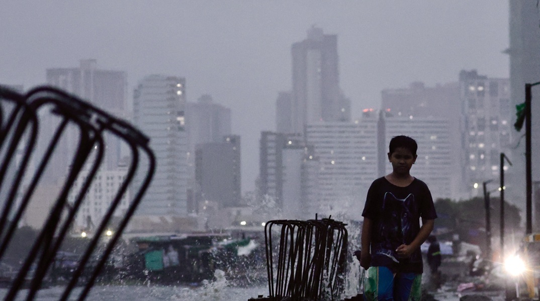Ο υπερτυφώνας Ραγκάσα σαρώνει την Ασία με ανέμους έως 295 χλμ/ώρα - Μαζικές εκκενώσεις, πλημμύρες και ακυρώσεις πτήσεων
