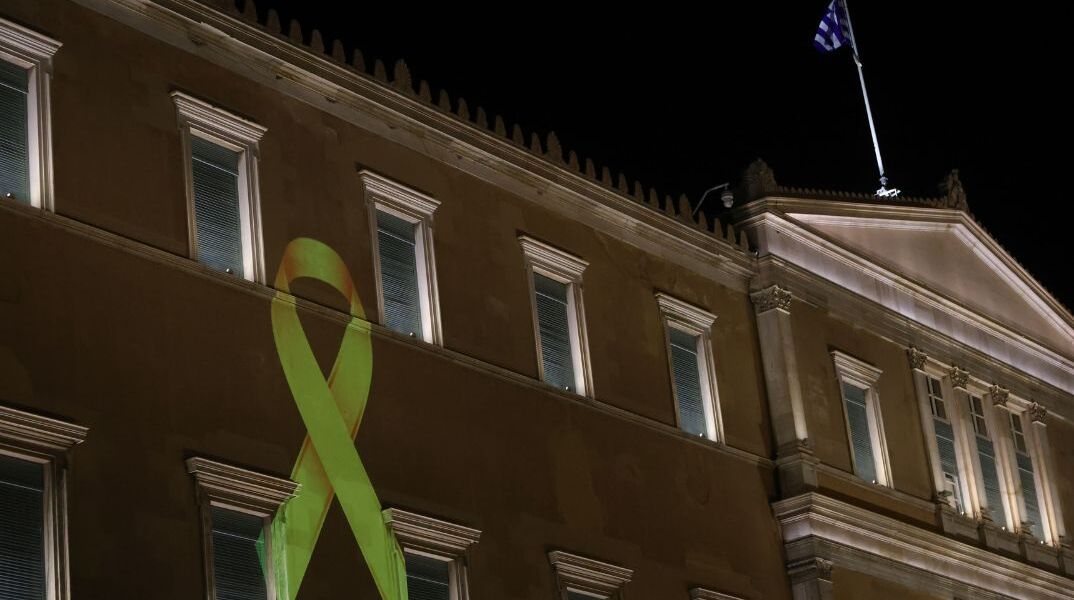 Το σύμβολο της μάχης κατά του παιδικού και εφηβικού καρκίνου φώτισε την Βουλή 