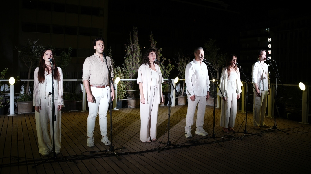 τραγουδιστες στη σκηνη