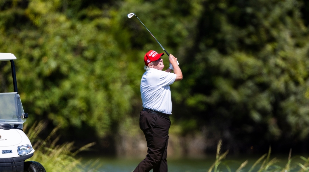 Ο πρόεδρος των ΗΠΑ Ντόναλντ Τραμπ παίζει γκολφ στο Trump National Golf Club στο Στέρλινγκ της Βιρτζίνια