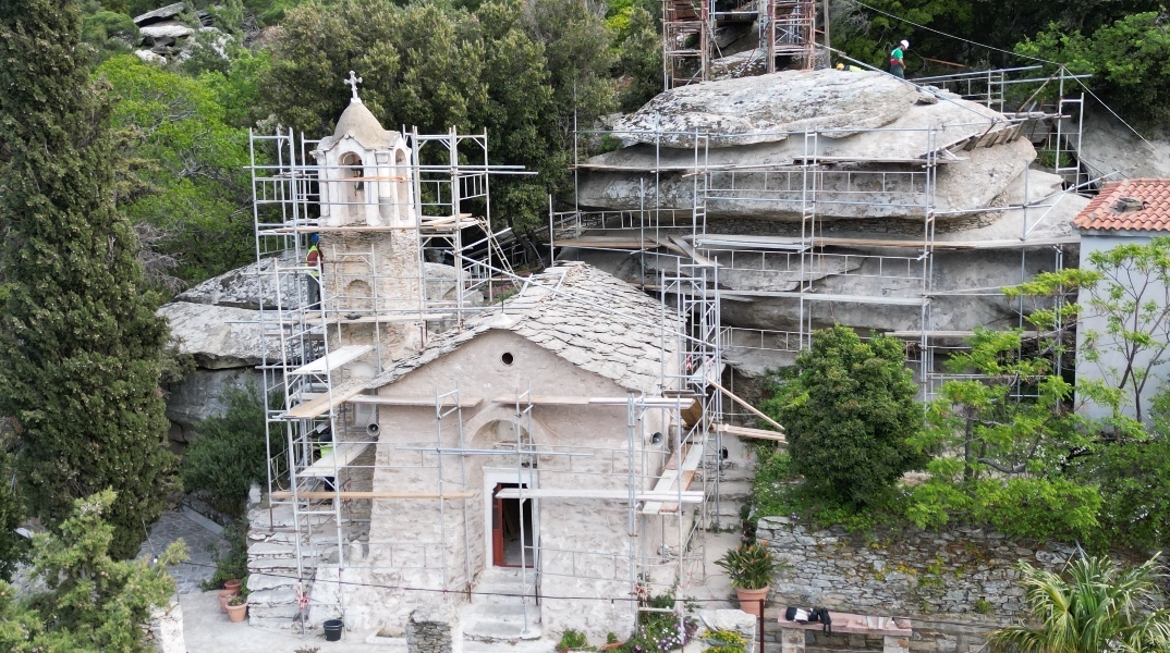 Εργασίες αποκατάστασης και στερέωσης  στην Ιερα Μονή Θεοκτίστης Ικαρίας