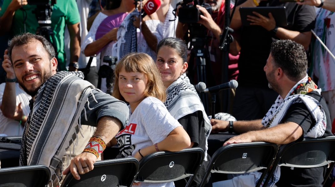 H Γκρέτα Τούνμπεργκ με μέλη του Global Sumud Flotilla στη Βαρκελώνη