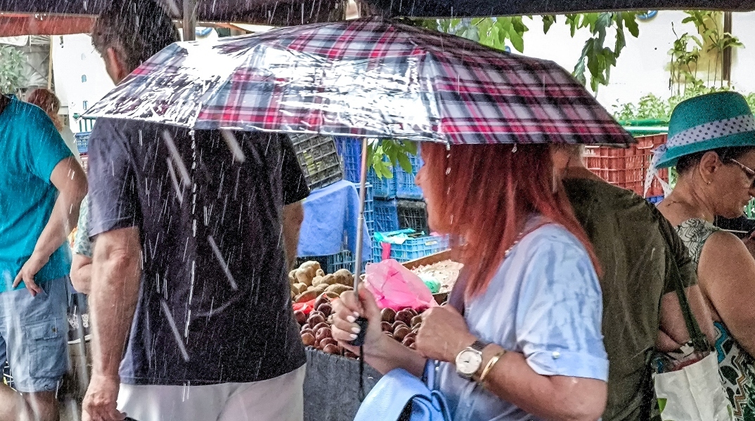 Καιρός, περαστικοι, βροχη