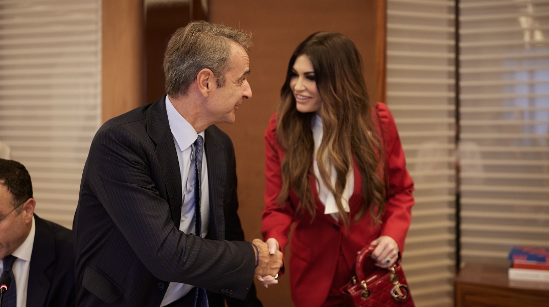 Ο Κυριάκος Μητσοτάκης με τη νέα πρέσβη των ΗΠΑ, Κίμπερλι Γκιλφόιλ