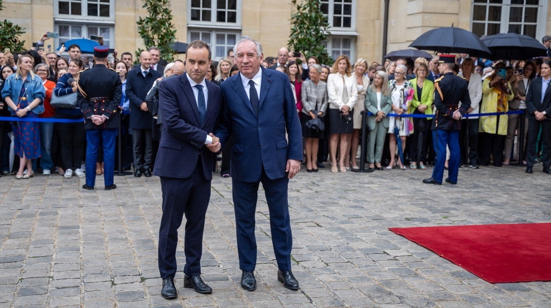 Ο νέος πρωθυπουργός της Γαλλίας Σεμπαστιάν Λεκορνί με τον προκάτοχό του, Φρανσουά Μπαϊρού