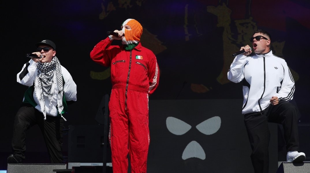 Οι βορειοϊρλανδέζοι Kneecap στο φεστιβάλ Glastonbury 