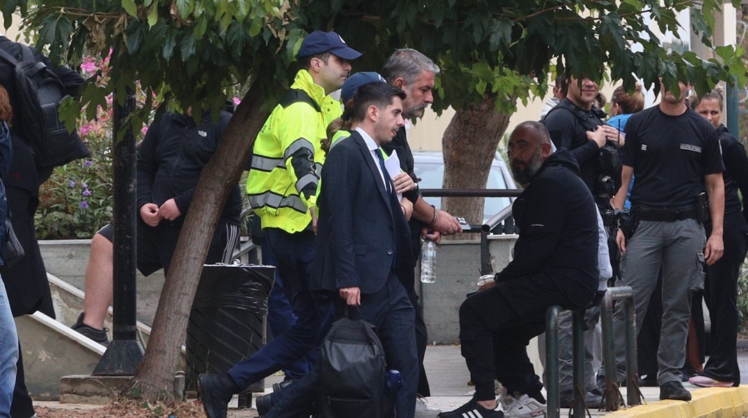 Αναβλήθηκε για τις 8 Οκτωβρίου η δίκη του Βασίλη Μπισμπίκη - Αφέθηκε ελεύθερος