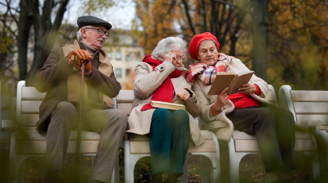 Ηλικιωμένοι σε παγκακι