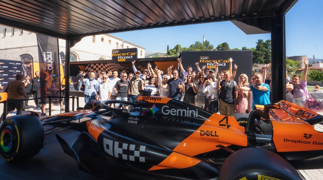 Η ομάδα του ΟΠΑΠ με το showcar της McLaren F1 Team