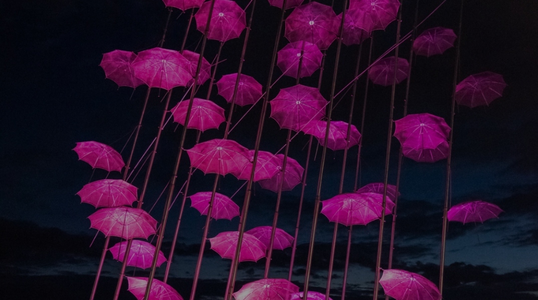 Θεσσαλονίκη: Ροζ φωταγωγήθηκαν οι «Ομπρέλες» 