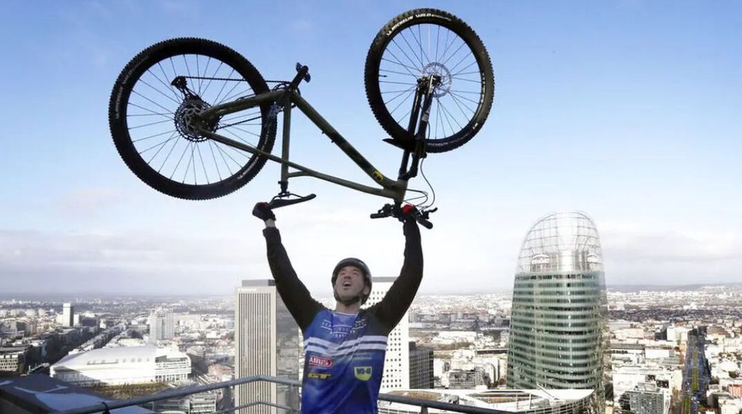 Ρεκόρ με ποδήλατο στα σκαλιά του Πύργου του Άιφελ