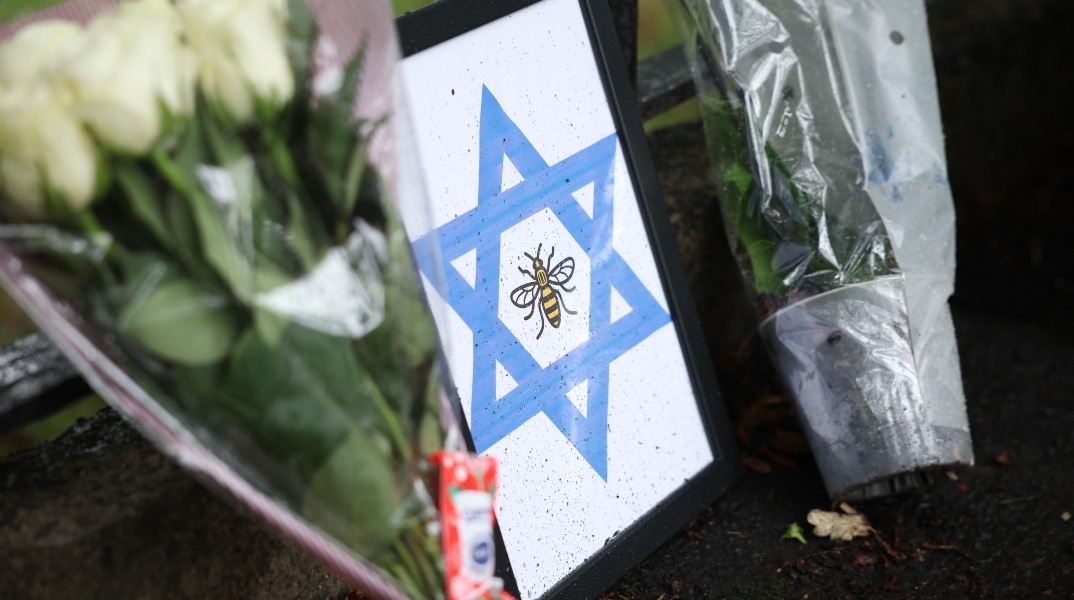 Το αστέρι του Δαβίδ με μια μέλισσα, το σύμβολο του Μάντσεστερ, έχει αφεθεί στο σημείο της τρομοκρατικής επίθεσης στο Μάντσεστερ της Βρετανίας