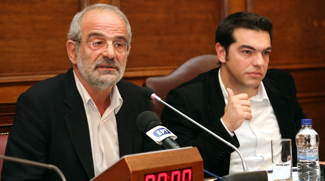 Αλαβάνος για Τσίπρα: Πρέπει να γονατίσει και να ζητήσει συγγνώμη