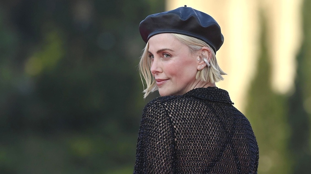 Τον άφησε...στο διαβάστηκε - Η στιγμή που η Σαρλίζ Θερόν αγνόησε τον Τζόνι Ντεπ