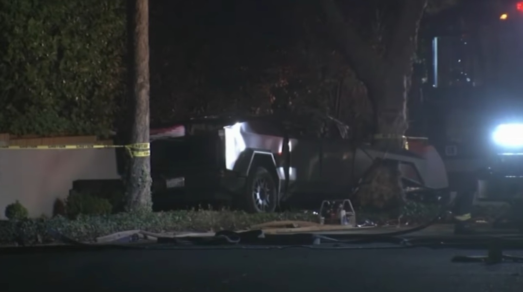 Tesla Cybertruck μετα απο τροχαιο