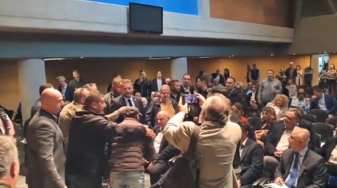 Αγρότες περικύκλωσαν τον υπουργό Αγροτικής Ανάπτυξης