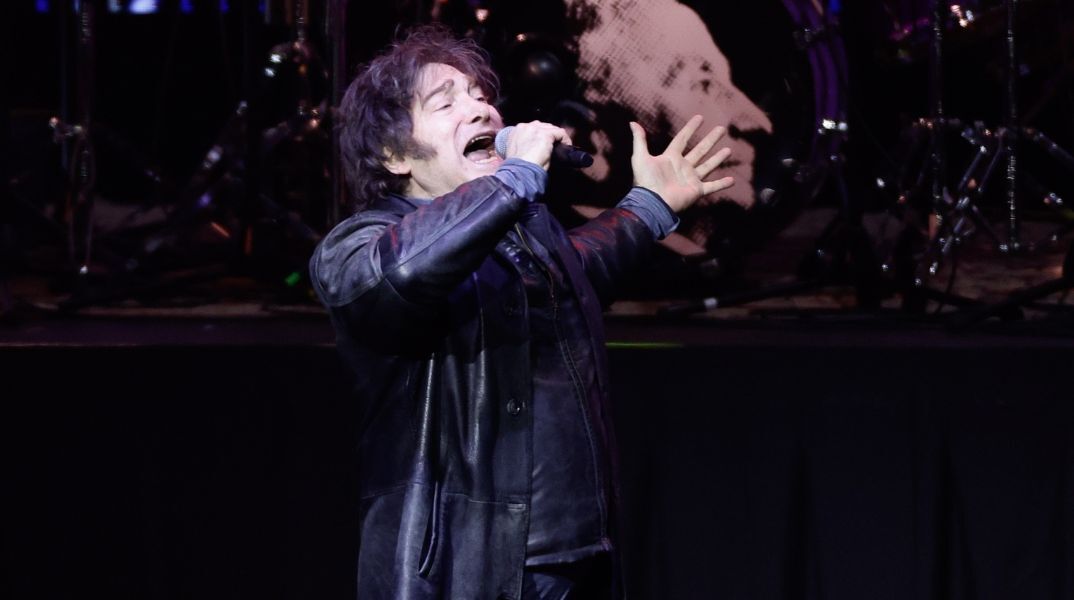 Αργεντινή: Ο Χαβιέρ Μιλέι τραγουδά ροκ ύμνους στο Μπουένος Άιρες, ενώ η χώρα του ταλανίζεται από οικονομική κατάρρευση, σκάνδαλα και πολιτική φθορά.