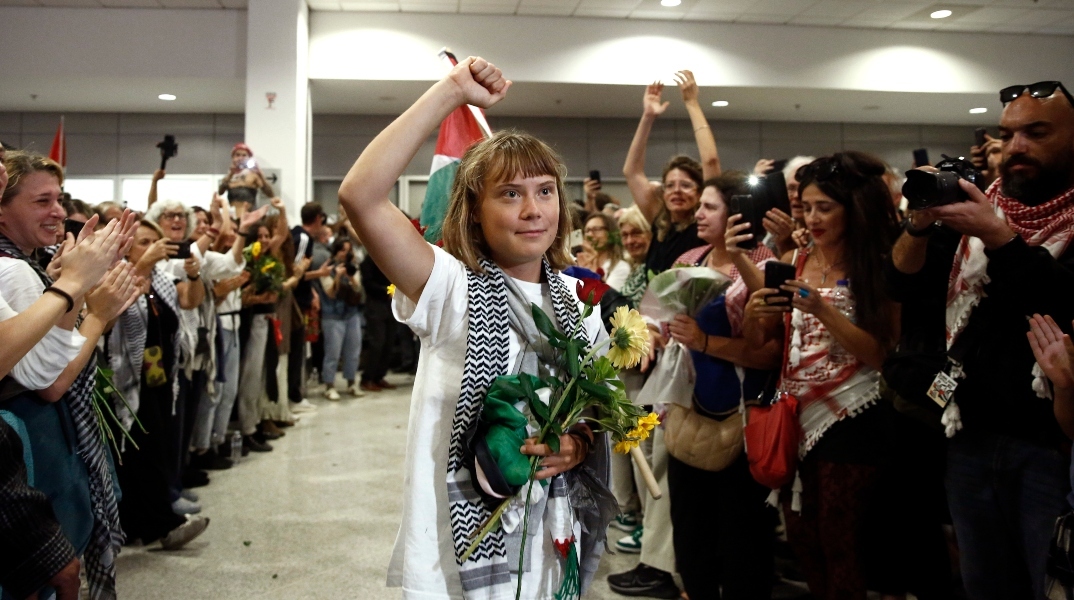 Η Γκρέτα Τούνμπεργκ κατά την άφιξή της στο Ελευθέριος Βενιζέλος