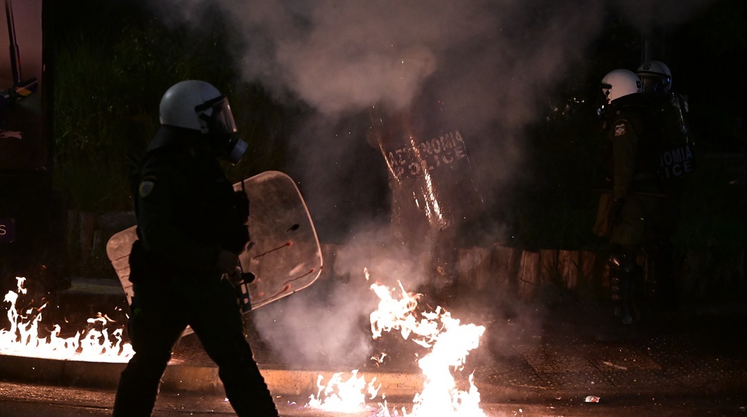 Επεισόδια στην Κηφισίας στο ύψος της πρεσβείας του Ισραήλ - Δακρυγόνα και κρότου λάμψης στη λήξη της πορείας