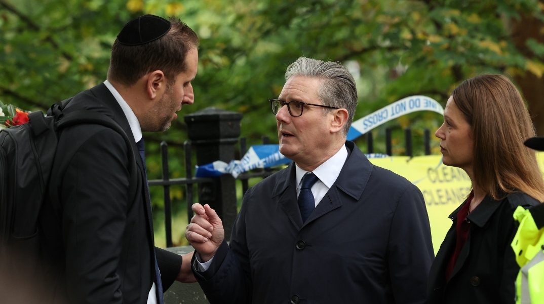 Ο Κιρ Στάρμερ και η σύζυγός του Βικτόρια συναντούν μέλη της εβραϊκής κοινότητας μετά την επίθεση σε συναγωγή στο Μάντσεστερ