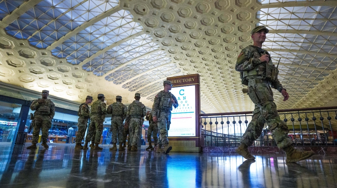 Μέλη της Εθνοφρουράς περιπολούν μέσα στον Σταθμό Γιούνιον στην Ουάσινγκτον