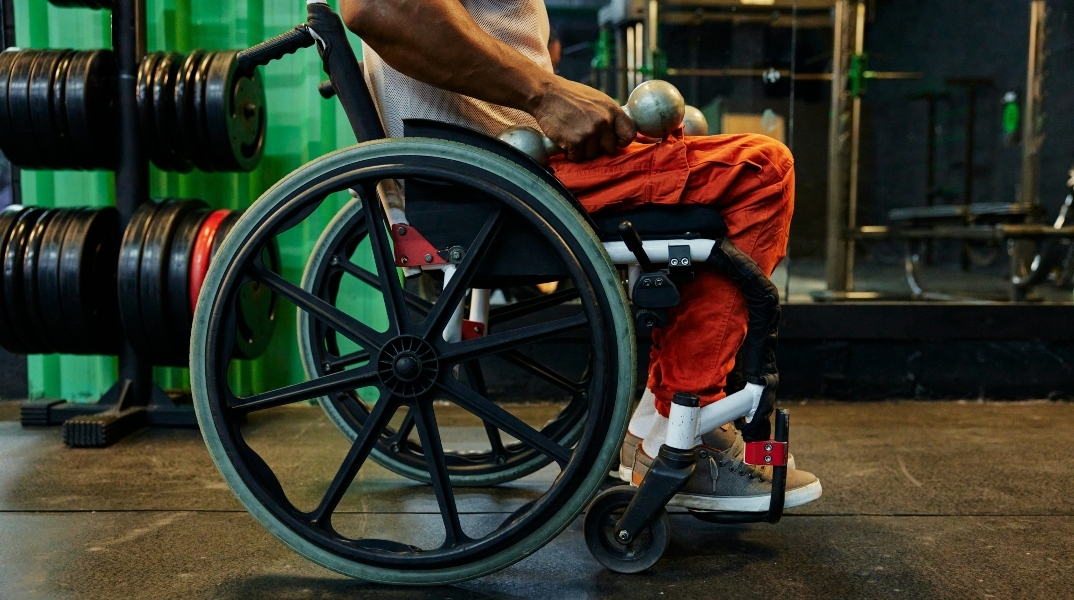 ατόμo με αναπηρία