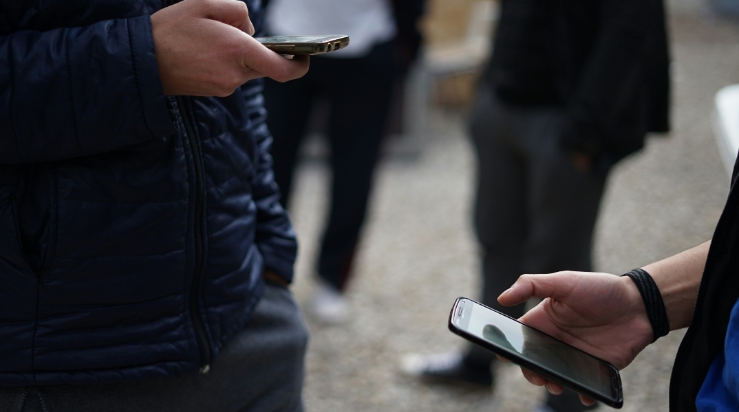 κινητα, νεοι