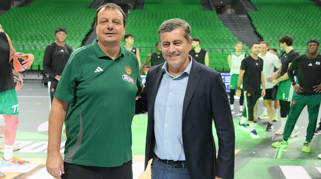 Ο προπονητής του Παναθηναϊκού AKTOR, Ergin Ataman, με τον Αναπληρωτή Διευθύνοντα Σύμβουλο του ΟΠΑΠ, Οδυσσέα Χριστοφόρου