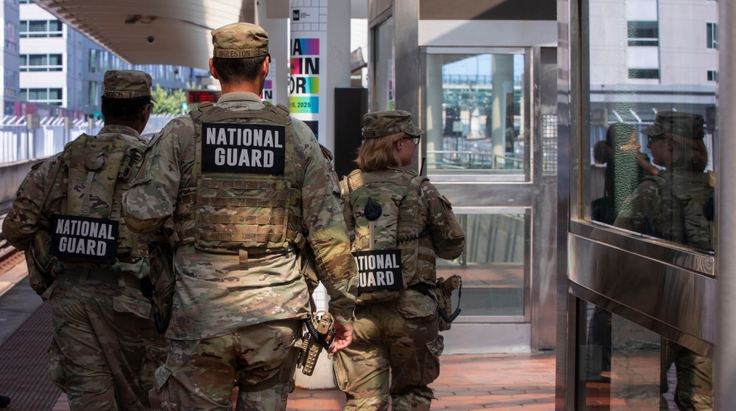 μέλη της Εθνοφρουράς αναπτύχθηκαν στο Σικάγο