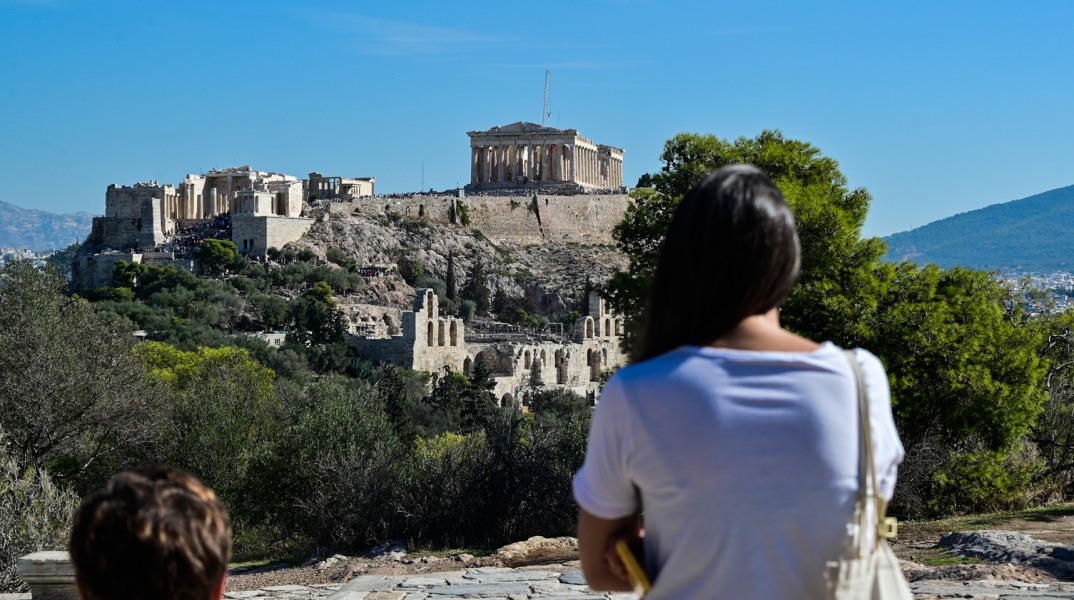 Η Ακρόπολη ξανά χωρίς σκαλωσιές - Μοναδικές εικόνες μετά από 15 χρόνια - Άρθηκαν οι κατασκευές από τη δυτική πλευρά του Παρθενώνα, πάνω από το Ηρώδειο.