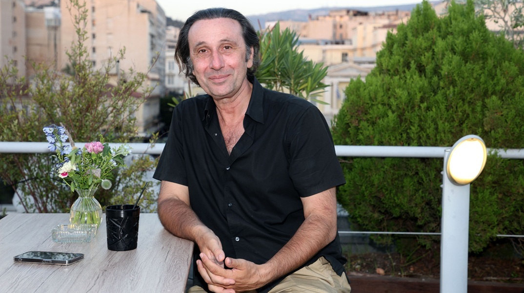 Ρένος Χαραλαμπίδης: Έπαθα δηλητηρίαση, έχασα τη φωνή μου και έπαιξα στο θέατρο με παντομίμα