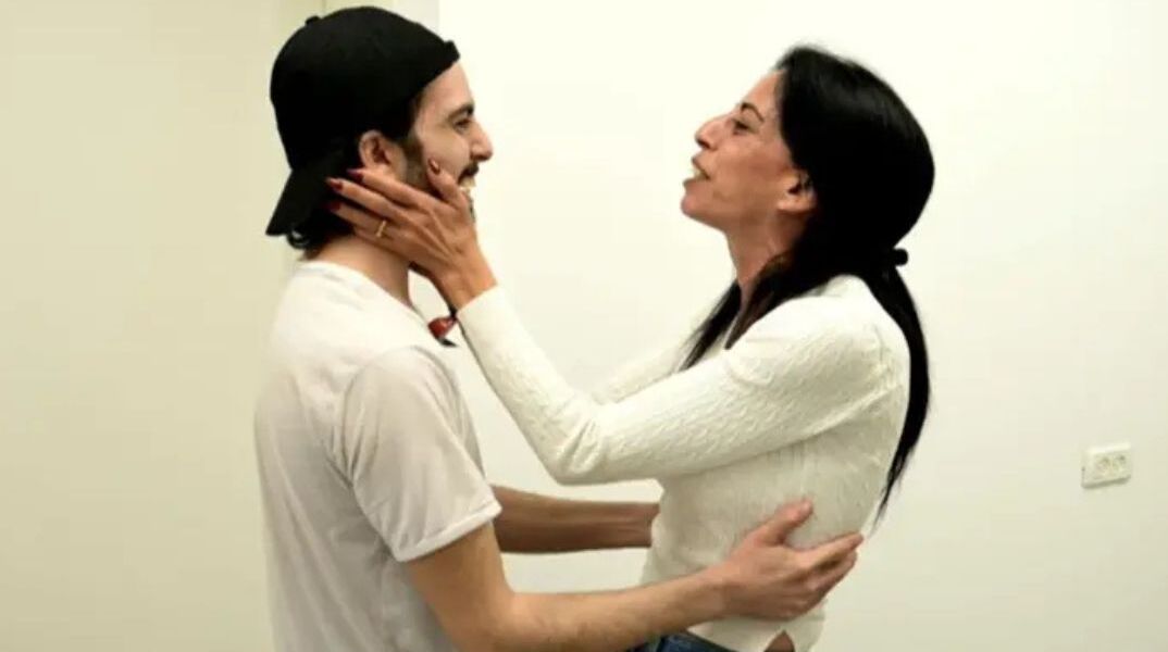 Οι σκηνές αυτές αποτελούν σπάνιες στιγμές χαράς σε μια υπόθεση που συγκλόνισε τη διεθνή κοινότητα 