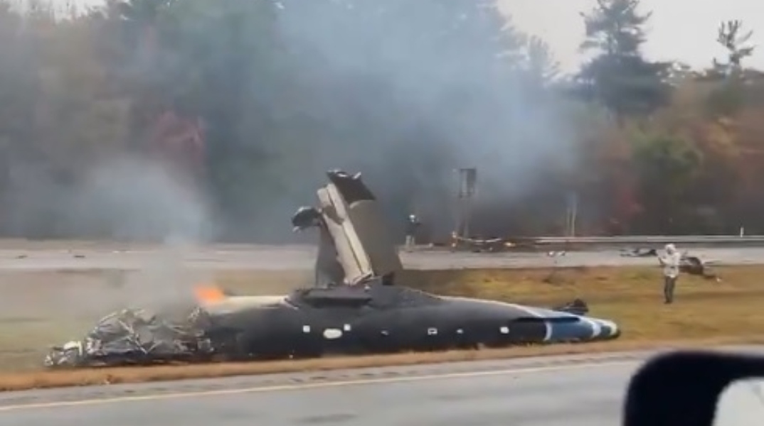 Αεροπλάνο συνετρίβη σε αυτοκινητόδρομο