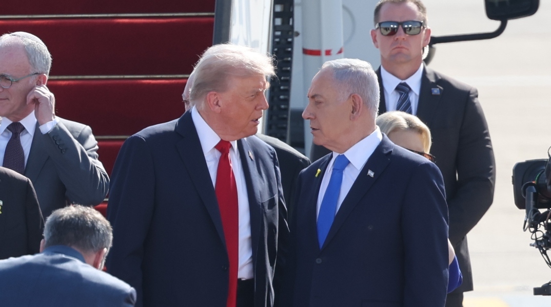 Ο Μπενιαμίν Νετανιάχου υποδέχεται τον πρόεδρο των ΗΠΑ Ντόναλντ Τραμπ στο αεροδρόμιο Μπεν Γκουριόν του Τελ Αβίβ