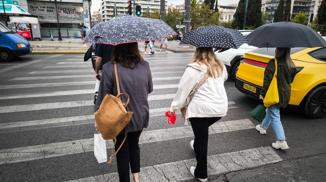 Καιρός, περαστικοι, ομπρέλες
