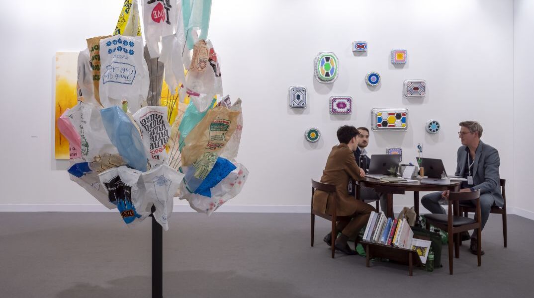 H Art Basel αφήνει πίσω τον όρο «VIP» για να προσεγγίσει τη νέα γενιά συλλεκτών