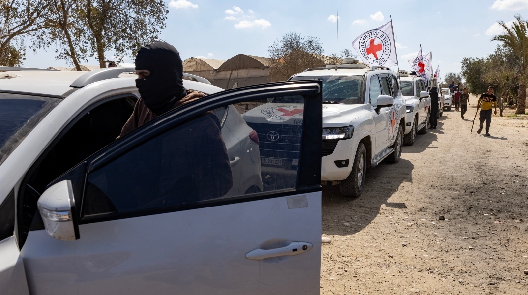 Οχήματα του Ερυθρού Σταυρού μεταφέρουν Ισραηλινούς ομήρους 