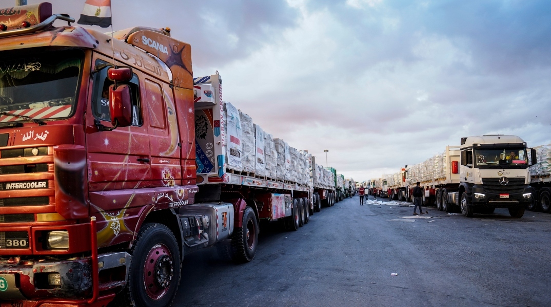 Φορτηγά με ανθρωπιστική βοήθεια στο συνοριακό πέρασμα Ράφα, μεταξύ Αιγύπτου και Λωρίδας της Γάζας
