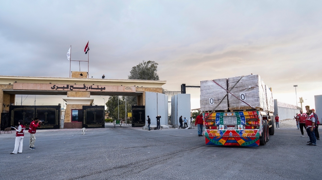 Ένα φορτηγό ανθρωπιστικής βοήθειας στο συνοριακό πέρασμα Ράφα, μεταξύ Αιγύπτου και Λωρίδας της Γάζας