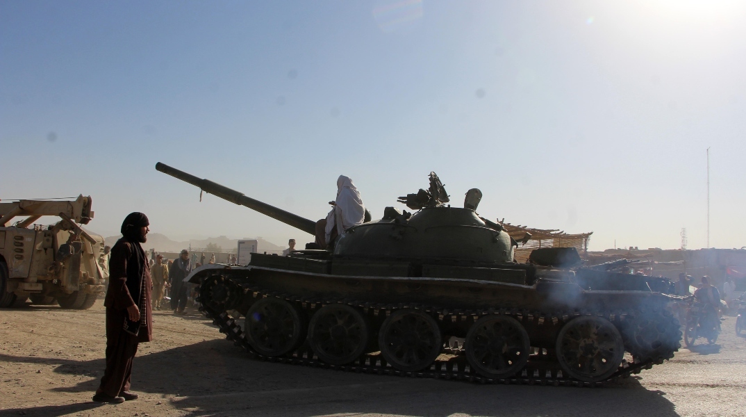 Περίπολος των Ταλιμπάν κατά τη διάρκεια συγκρούσεων μεταξύ του Πακιστάν και του Αφγανιστάν