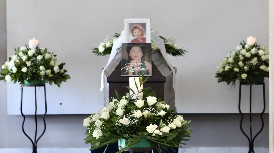 Άννα Κυριακού: Συγκίνηση στην κηδεία της ηθοποιού - Το τελευταίο αντίο στην «Μπεμπέκα» και τη «θεία Μάρω»