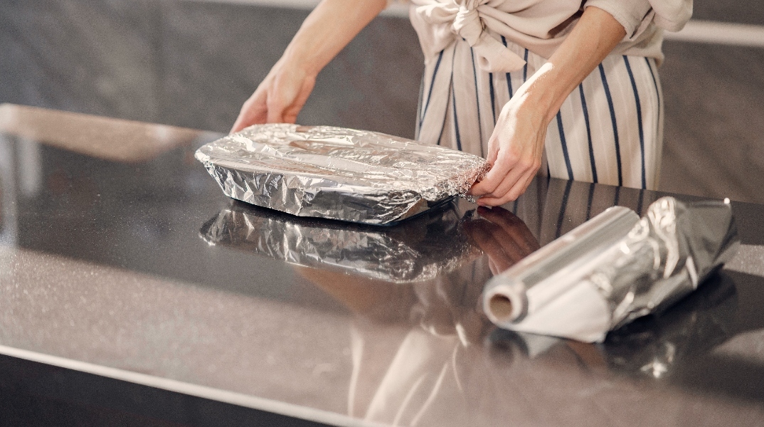 Αλουμινόχαρτο: Ο κρυφός κίνδυνος στην κουζίνα σου