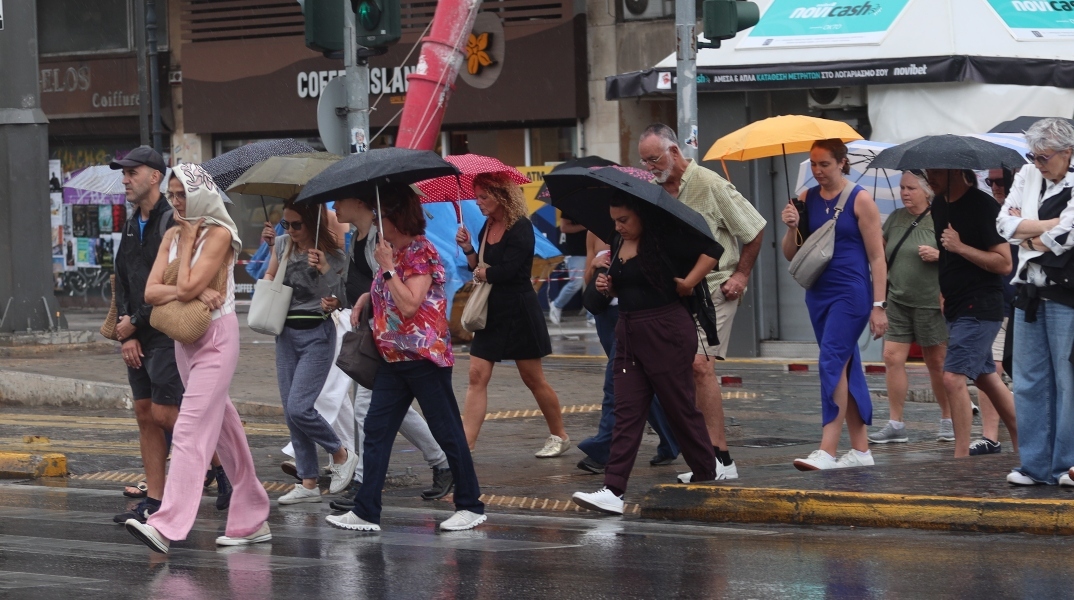 Καιρός, περαστικοι, βροχη