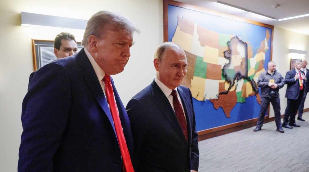 O Ντόναλντ Τραμπ με τον Βλαντιμίρ Πούτιν μετά τη συνάντησή τους στη Βάση Elmendorf-Richardson στο Άνκορατζ της Αλάσκας