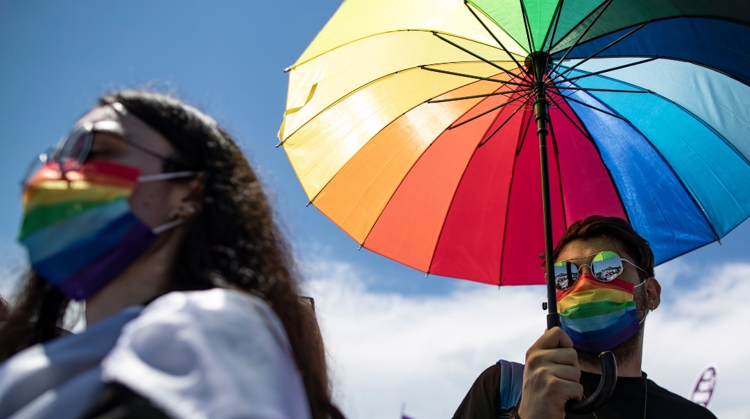 Μέλη της ΛΟΑΤΚΙ κοινότητας κατά τη διάρκεια διαδήλωσης στην Κωνσταντινούπολη