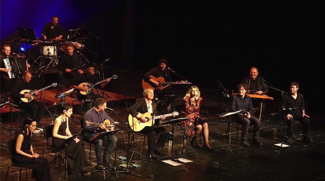 Ο Γιώργος Νταλάρας «Στους δρόμους του Ρεμπέτικου»στο Παλλάς