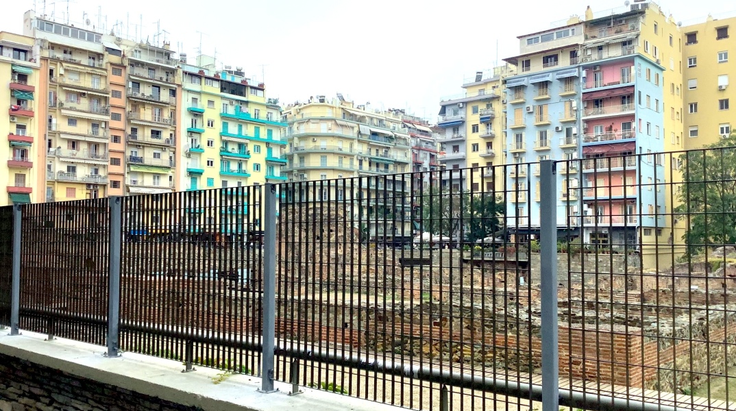 Τα κάγκελα στο Ανάκτορο του Γαλέριου στο Ναβαρίνου