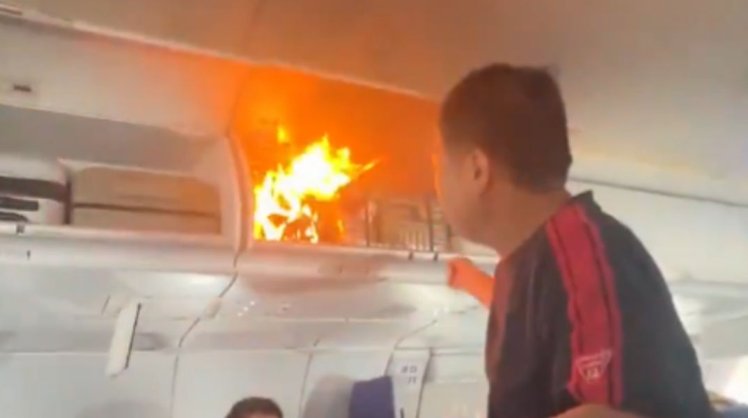 Φωτιά σε χειραποσκευή κατά τη διάρκεια πτήσης