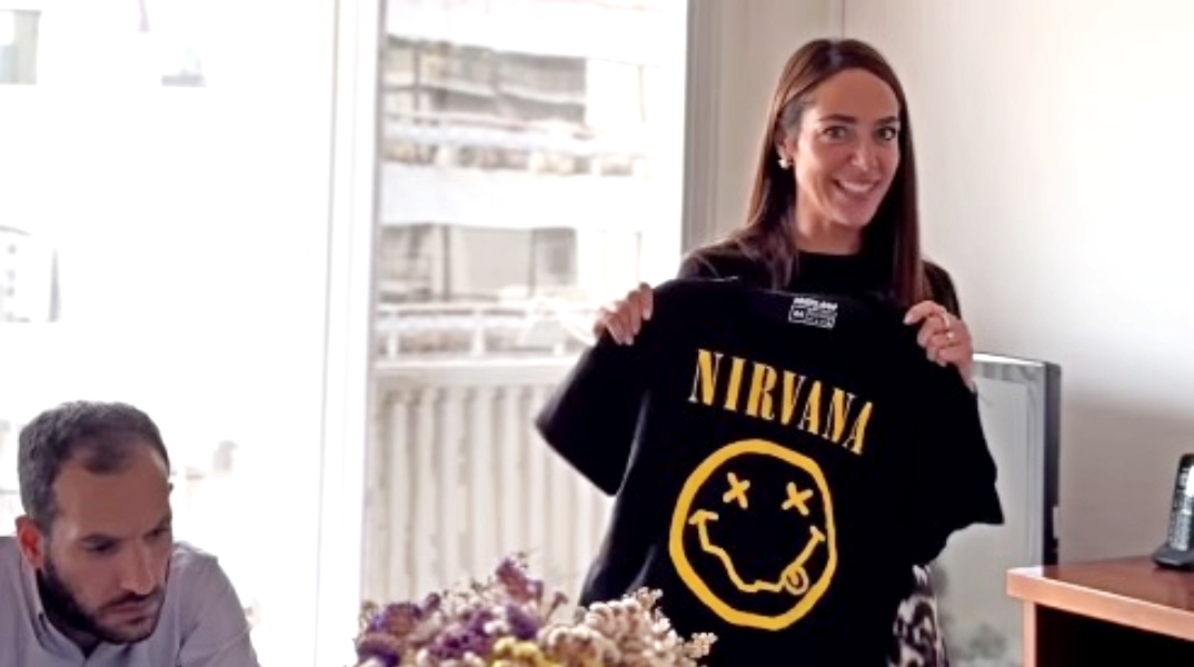 Η Δόμνα Μιχαηλίδου με μπλούζα Nirvana