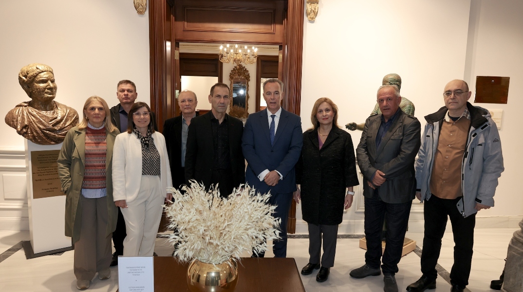 Αντιπροσωπεία της Ένωσης και του Μορφωτικού Ιδρύματός της στο Προξενείο της Ελλάδας στην Κωνσταντινούπολη, με τον γενικό πρόξενο, Πρέσβη Κωνσταντίνο Κούτρα